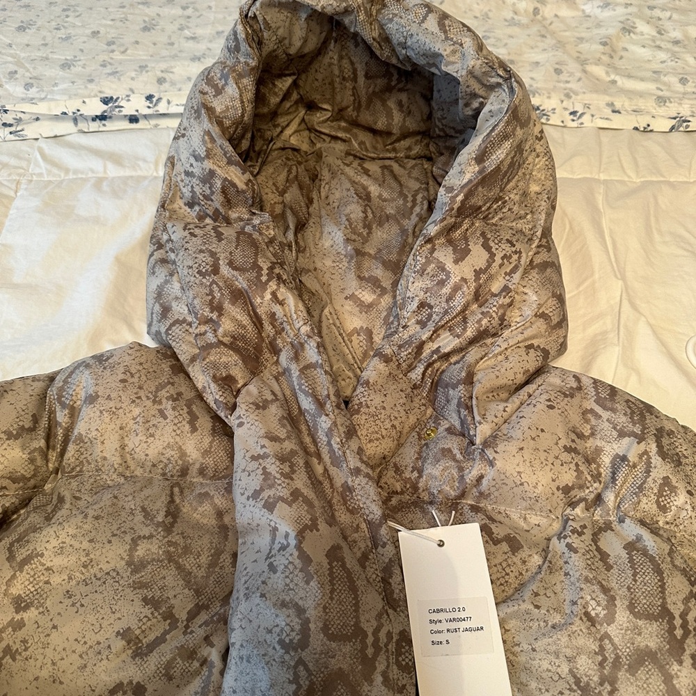 Varley gray down Hooded Puffer Jacket New small - Picture 4 of 9